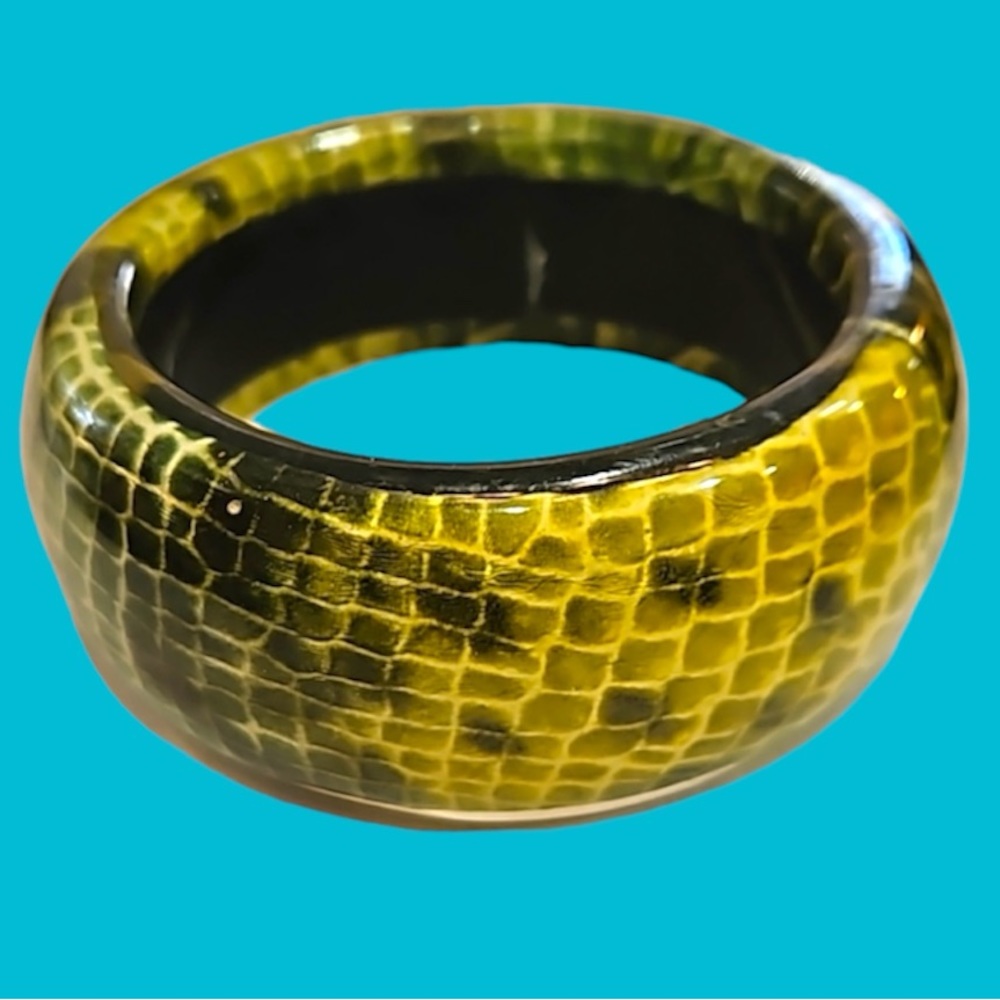 GREEN SNAKELIKE PRINT BANGLE